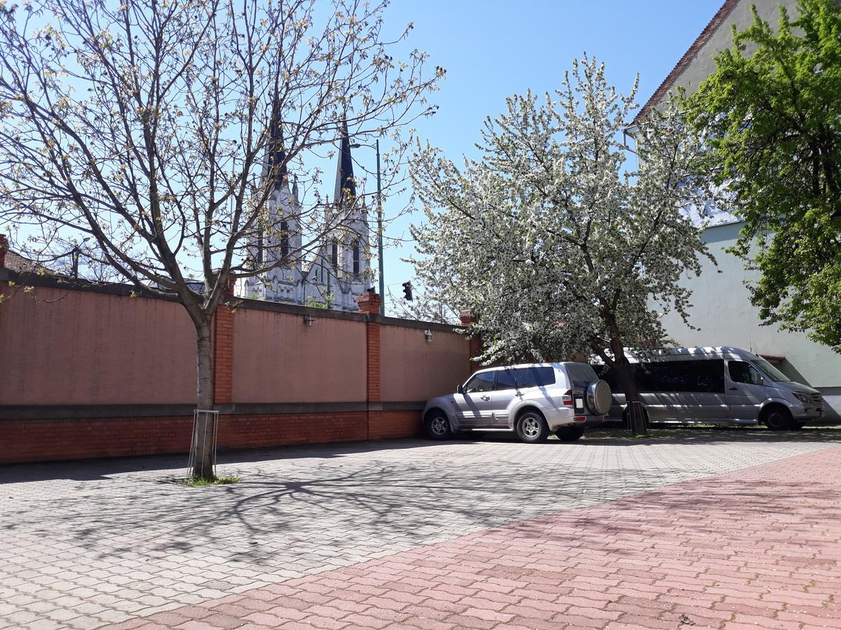 Bella Hotel Сегед Экстерьер фото