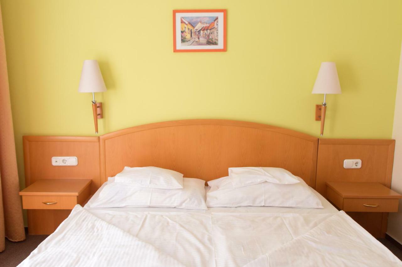 Bella Hotel Сегед Экстерьер фото